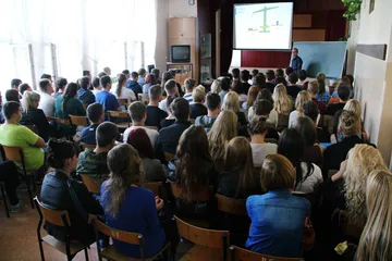 Uczniowie wypełniają aulę podczas wykładu