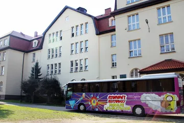 Atomowy Autobus przed budynkiem liceum