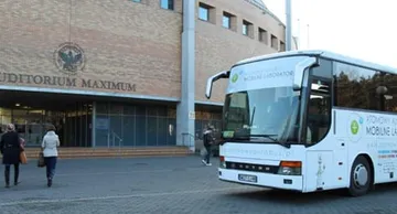 Atomowy Autobus przed budynkiem z napisem „Auditorium Maximum”