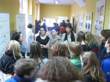 Tłum uczniów na korytarzu uczelni przy planszach
