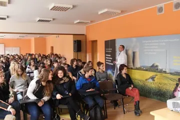 Pełna sala podczas seminarium; na ścianie plansza z chłodniami elektrowni