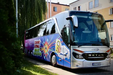 Fioletowy Atomowy Autobus na parkingu wśród zieleni