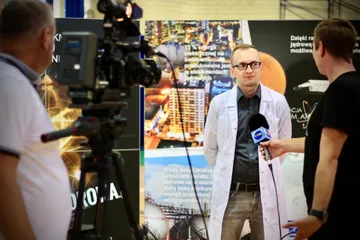 Ekipa telewizyjna nagrywa wywiad przy stoisku