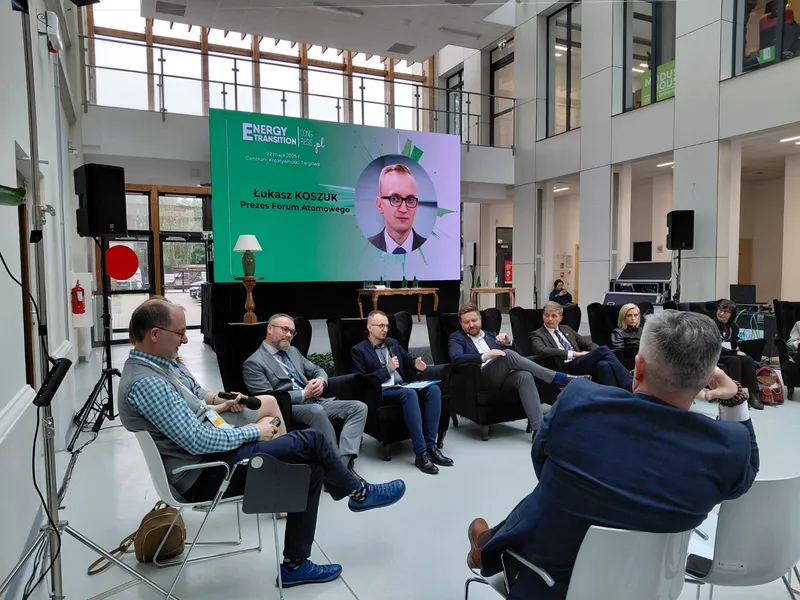 Panel dyskusyjny na Energy Transition Congress: uczestnicy w fotelach, na ekranie zdjęcie i nazwisko Łukasza Koszuka, prezesa Fundacji