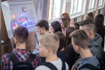 Uczniowie przy podświetlanym modelu elektrowni jądrowej