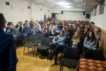 Uczniowie słuchają wykładu w sali